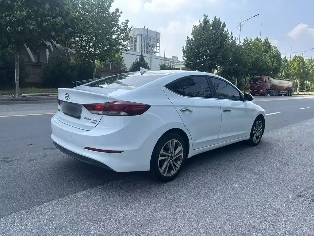 Hyundai Elantra — фото 7