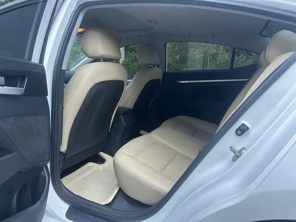 Hyundai Elantra — фото 10