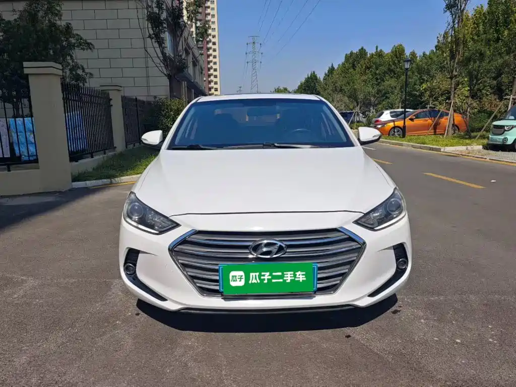 Hyundai Elantra — фото 3