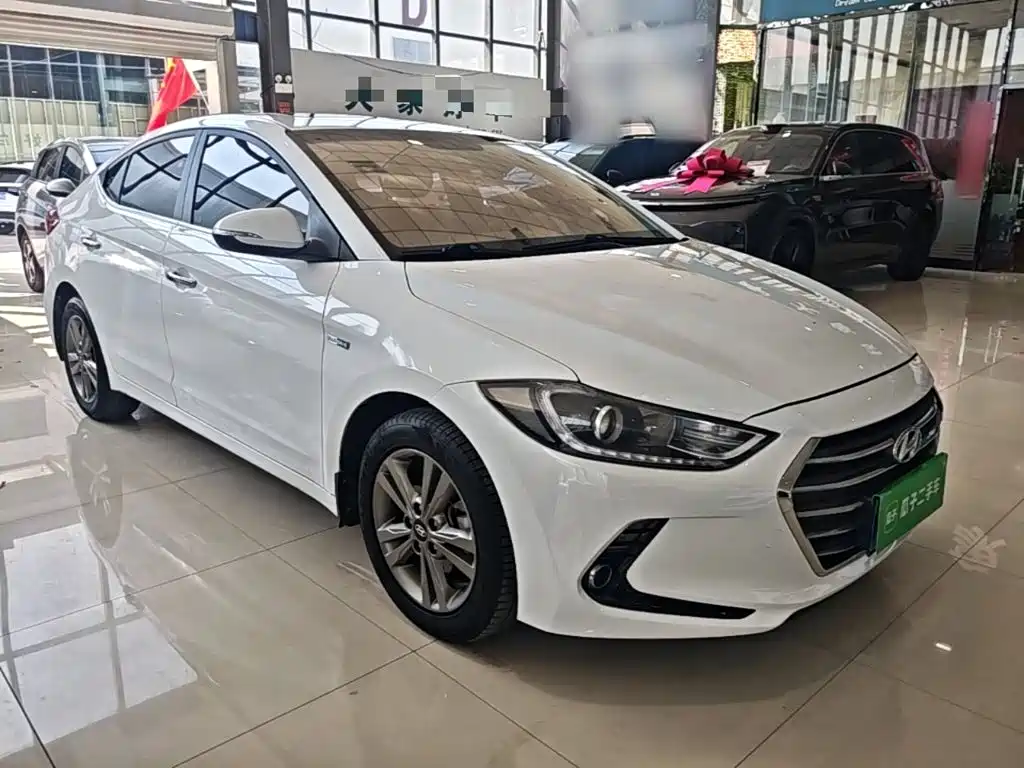 Hyundai Elantra — фото 4