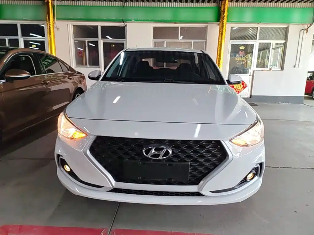 Hyundai Elantra — фото 3