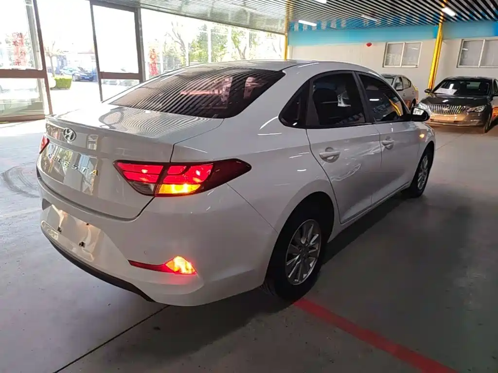 Hyundai Elantra — фото 7