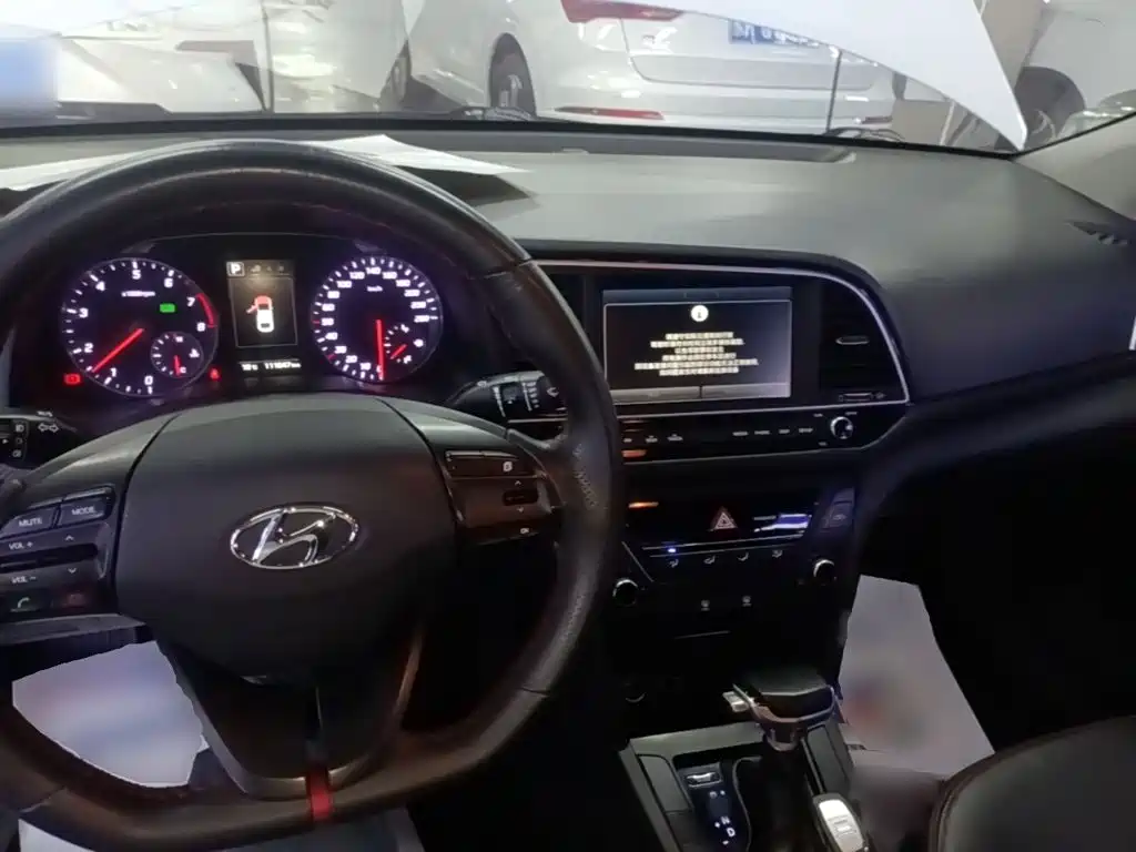 Hyundai Elantra — фото 10