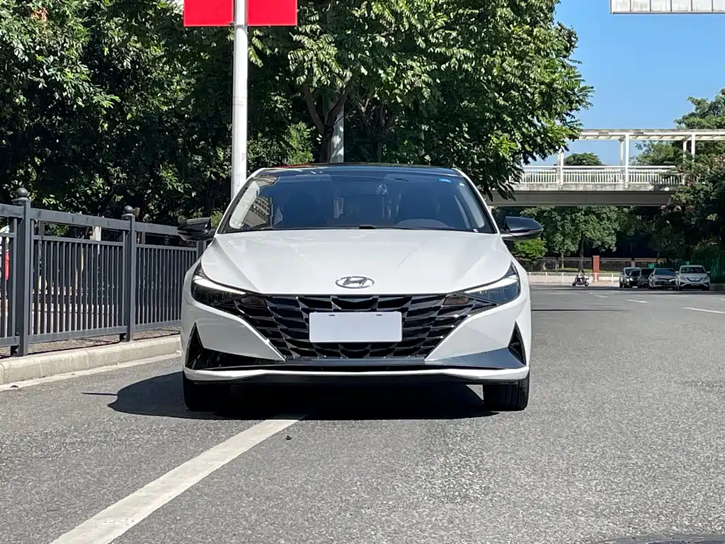 Hyundai Elantra — фото 2