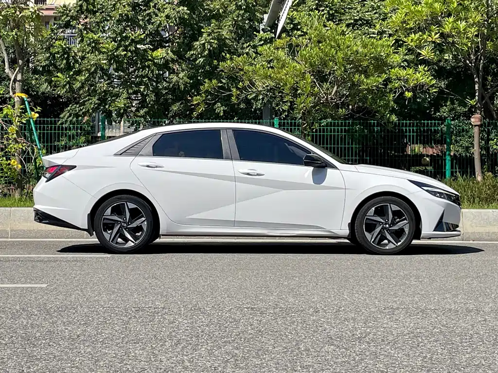 Hyundai Elantra — фото 3