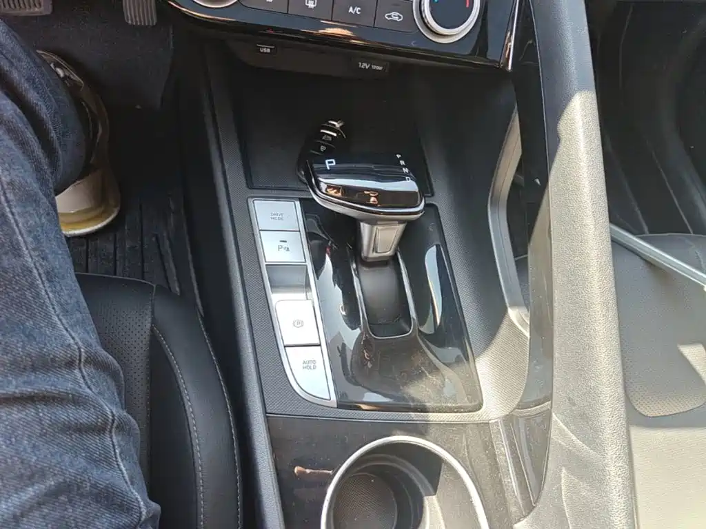 Hyundai Elantra — фото 14