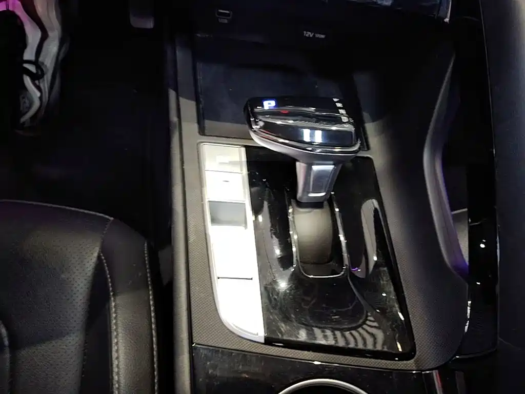 Hyundai Elantra — фото 14