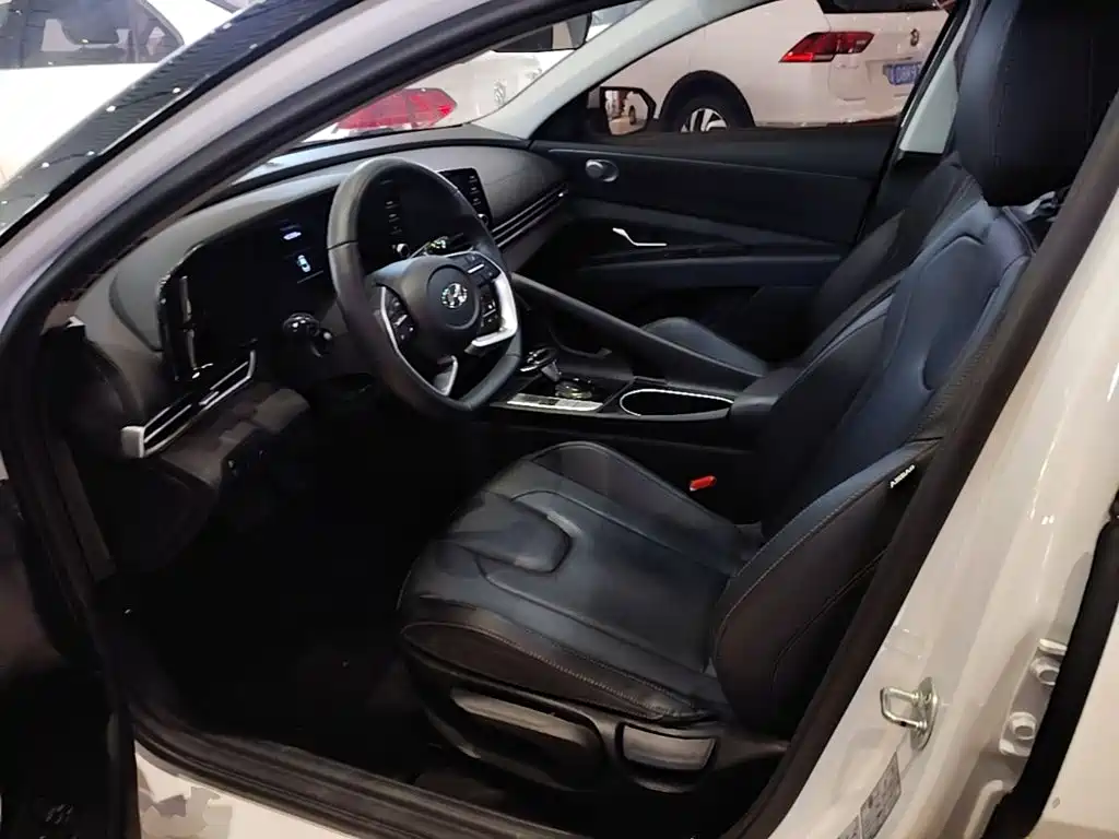 Hyundai Elantra — фото 15