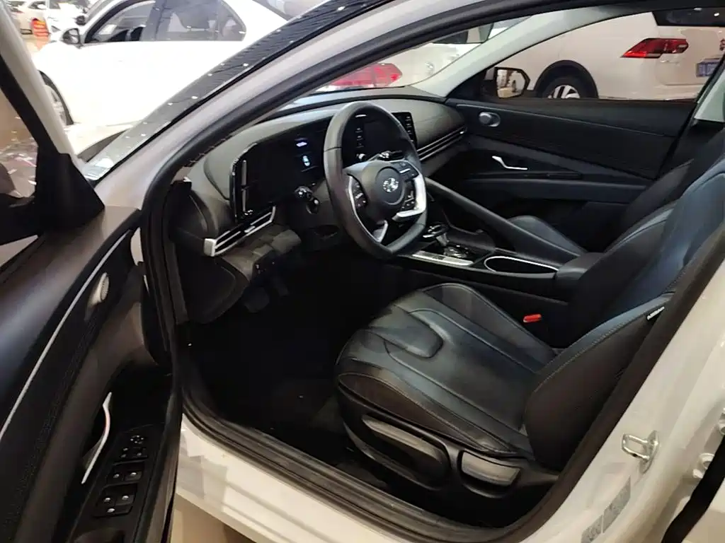 Hyundai Elantra — фото 16