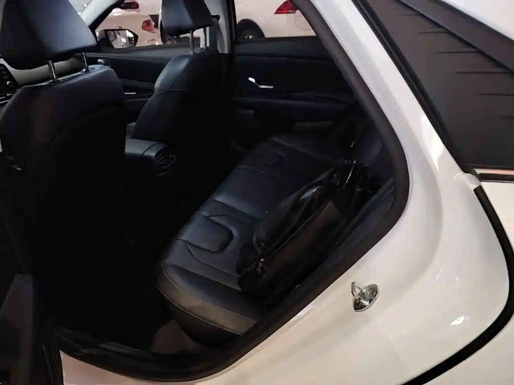 Hyundai Elantra — фото 17