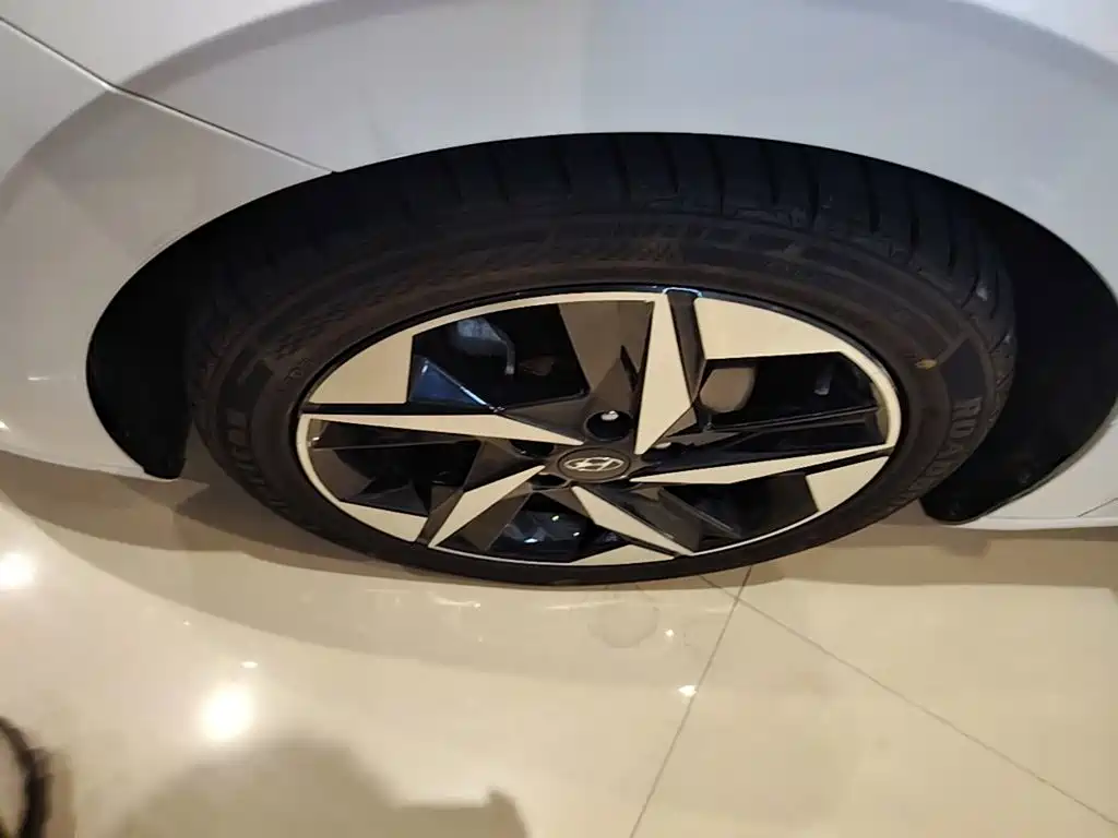 Hyundai Elantra — фото 23