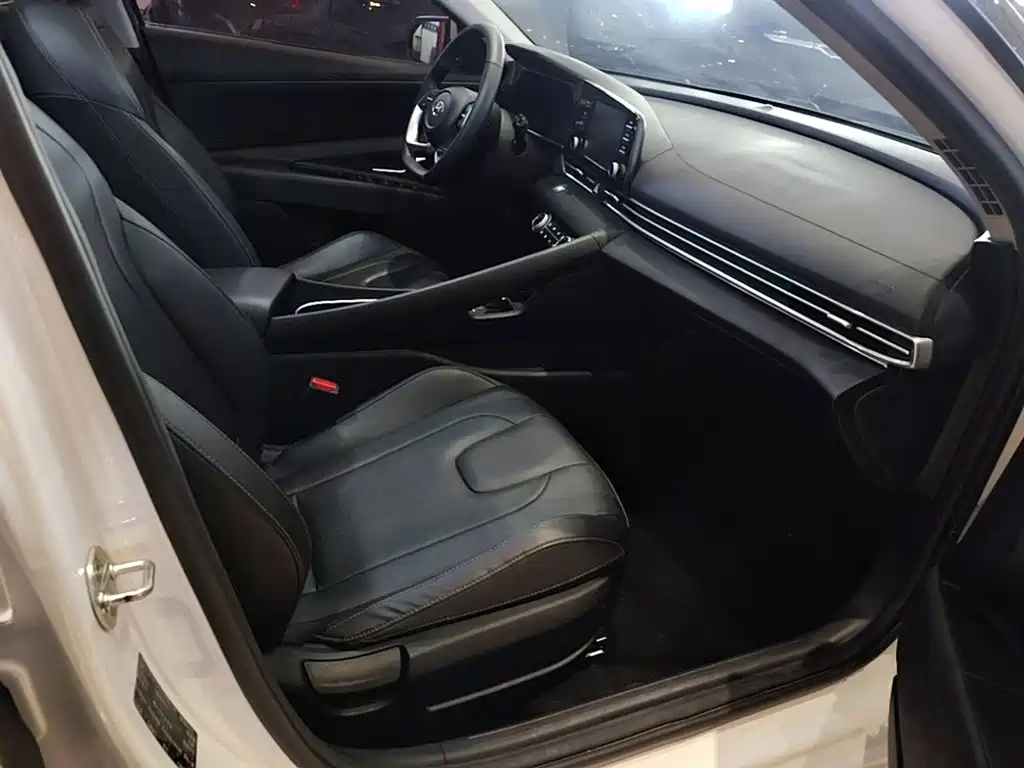 Hyundai Elantra — фото 25