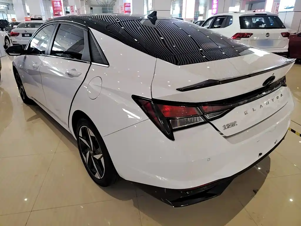 Hyundai Elantra — фото 5