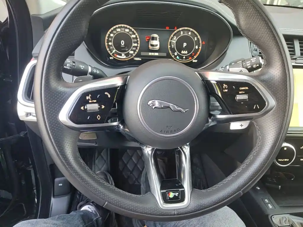 Jaguar E-PACE — фото 11