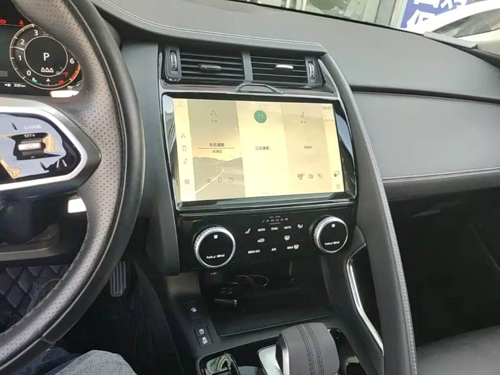Jaguar E-PACE — фото 13