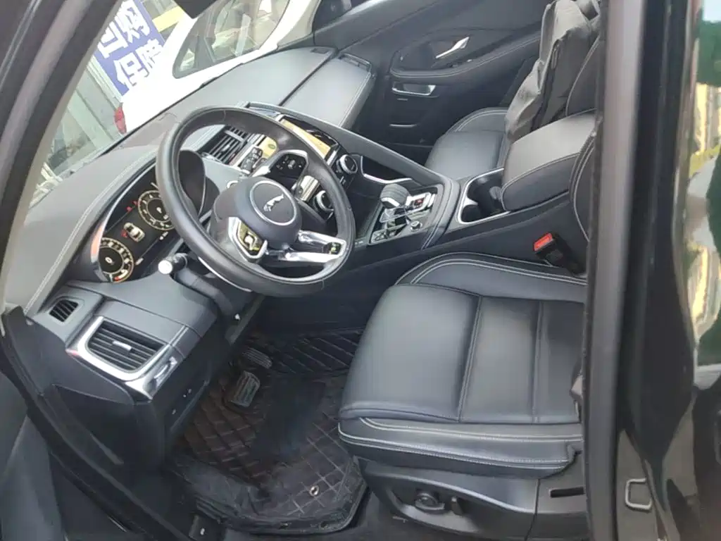 Jaguar E-PACE — фото 15