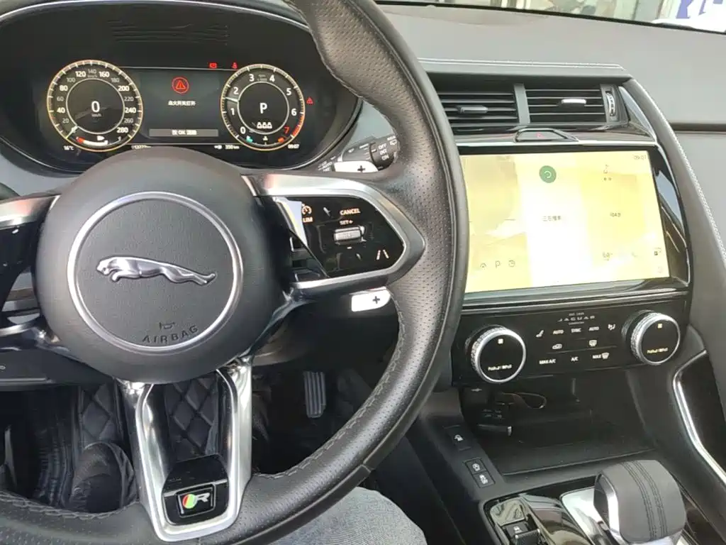 Jaguar E-PACE — фото 10
