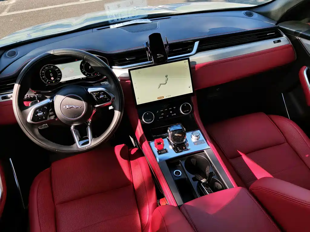 Jaguar F-PACE — фото 17