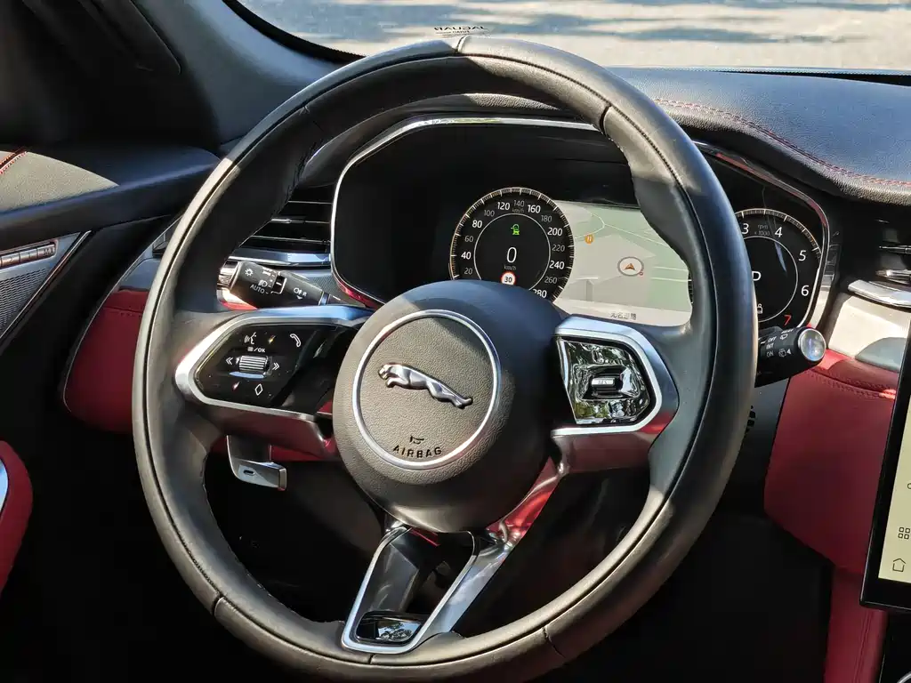 Jaguar F-PACE — фото 10