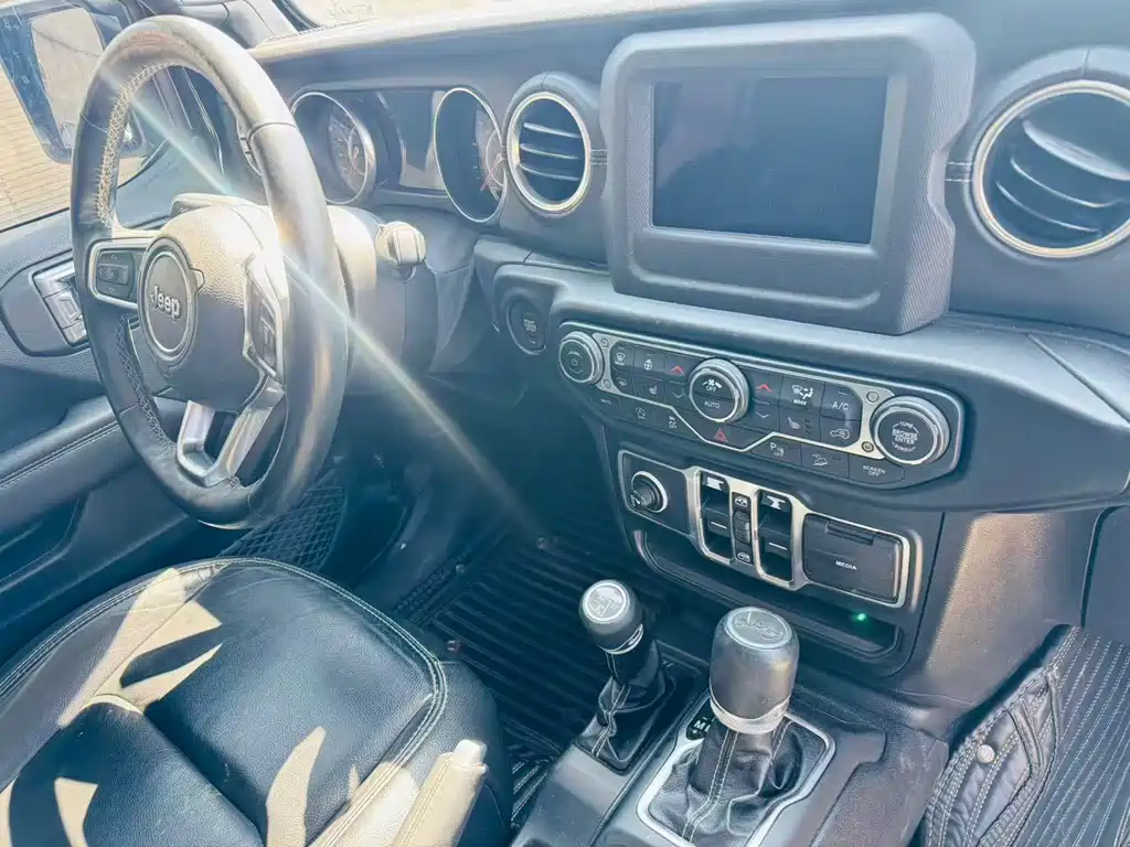 Jeep Wrangler — фото 5
