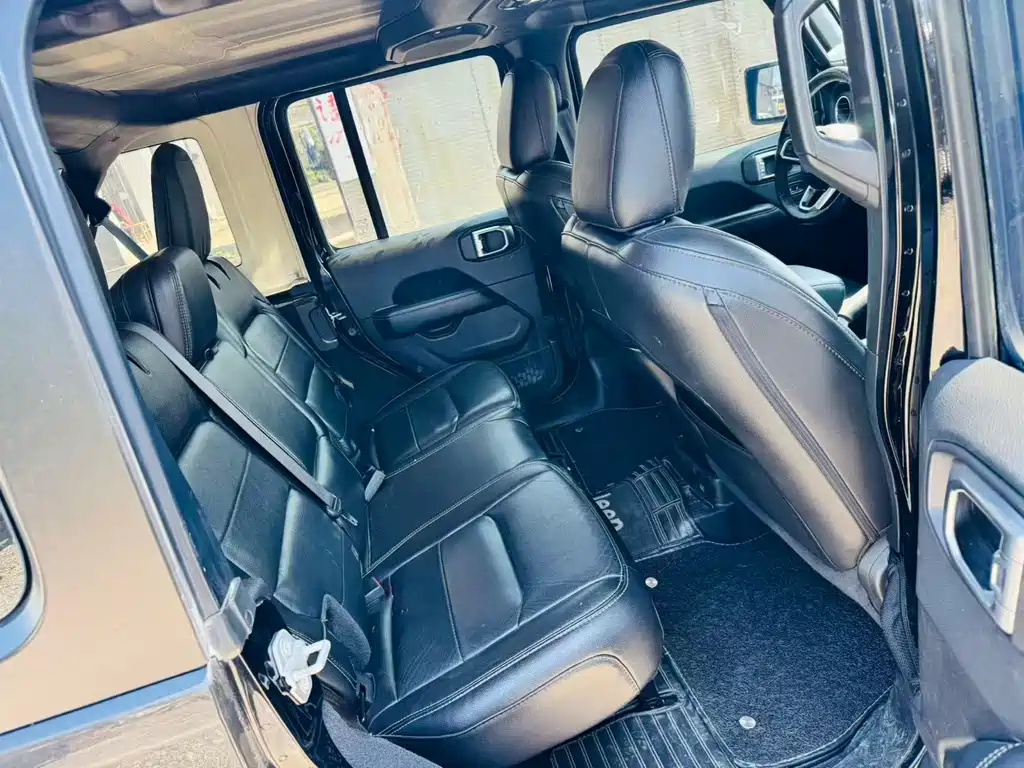 Jeep Wrangler — фото 6