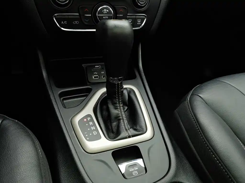 Jeep Cherokee — фото 13
