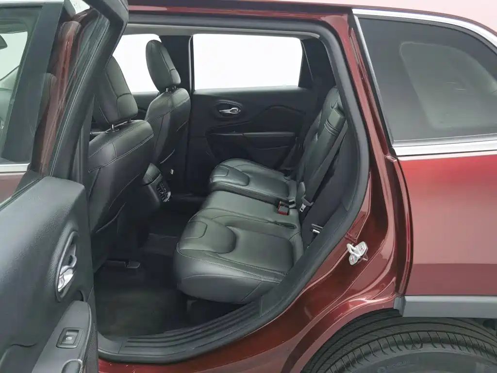 Jeep Cherokee — фото 15