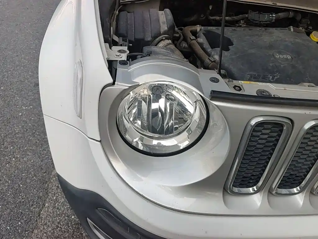 Jeep Renegade — фото 11