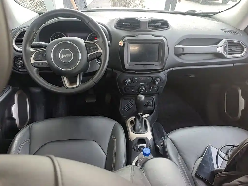 Jeep Renegade — фото 14