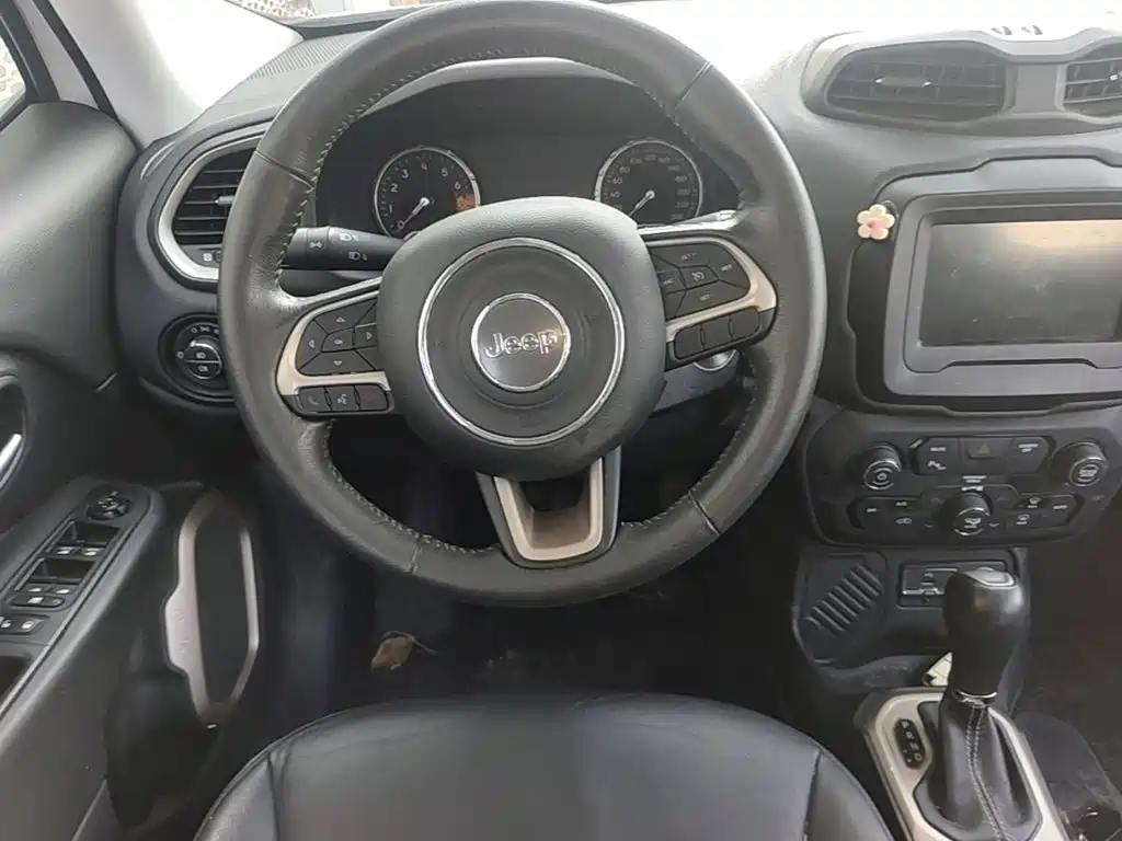 Jeep Renegade — фото 15