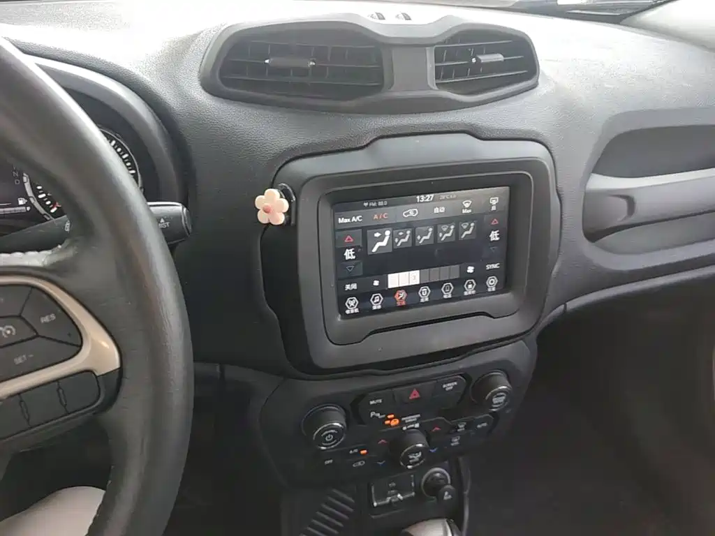 Jeep Renegade — фото 18
