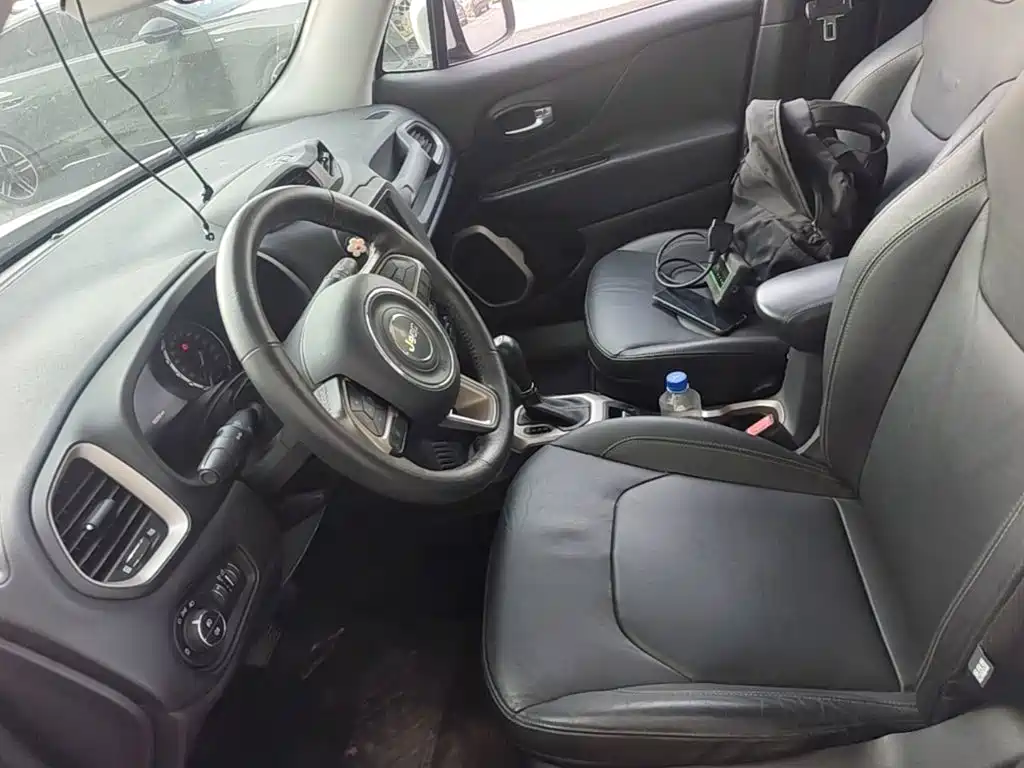 Jeep Renegade — фото 20