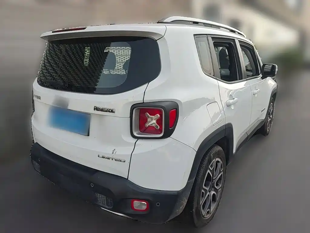 Jeep Renegade — фото 10