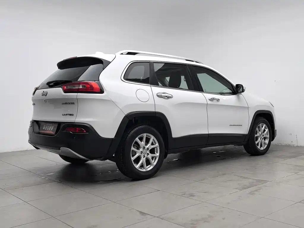 Jeep Cherokee — фото 2