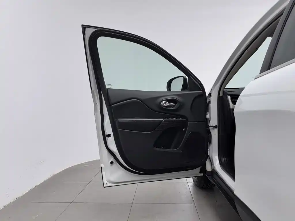 Jeep Cherokee — фото 8