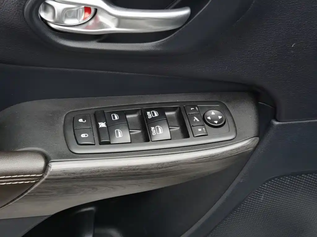 Jeep Cherokee — фото 9