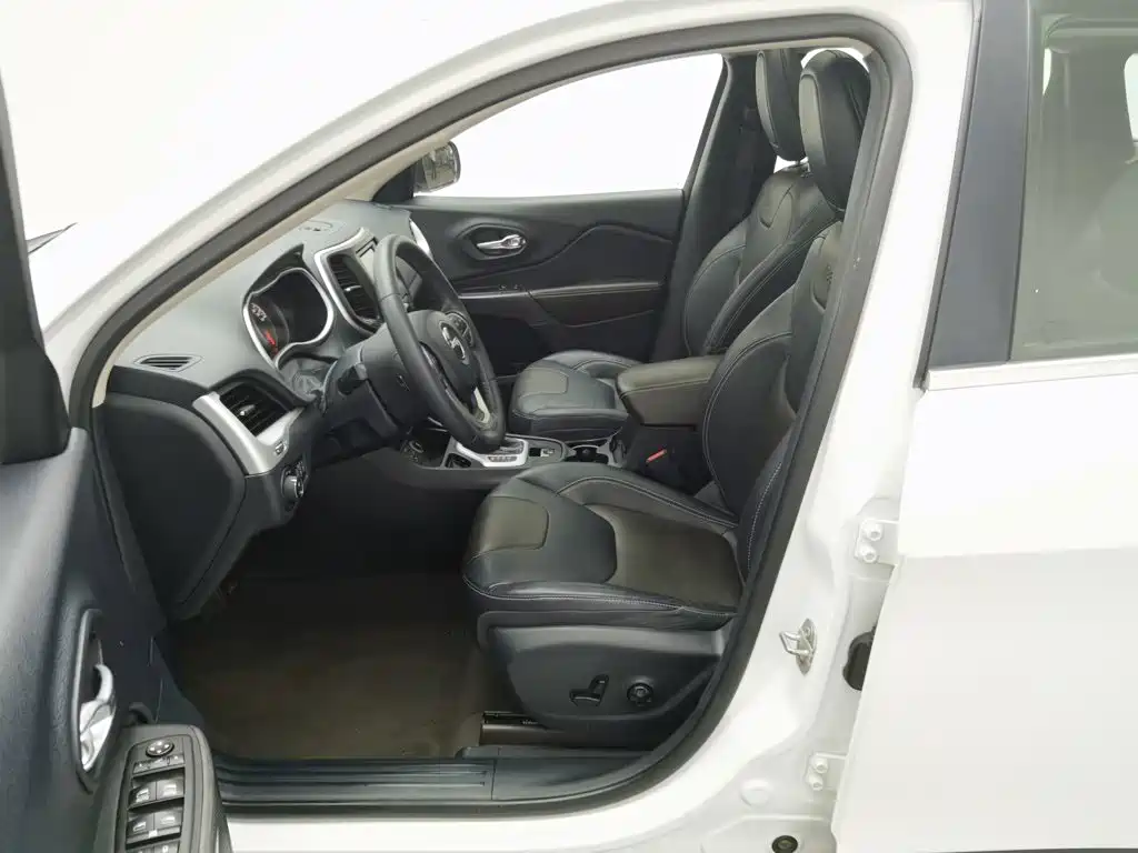 Jeep Cherokee — фото 10