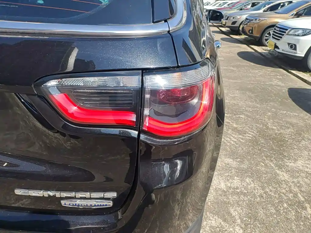 Jeep Compass — фото 8