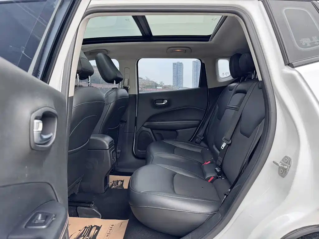 Jeep Compass — фото 11