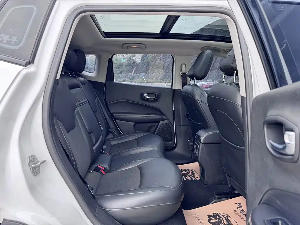 Jeep Compass — фото 13