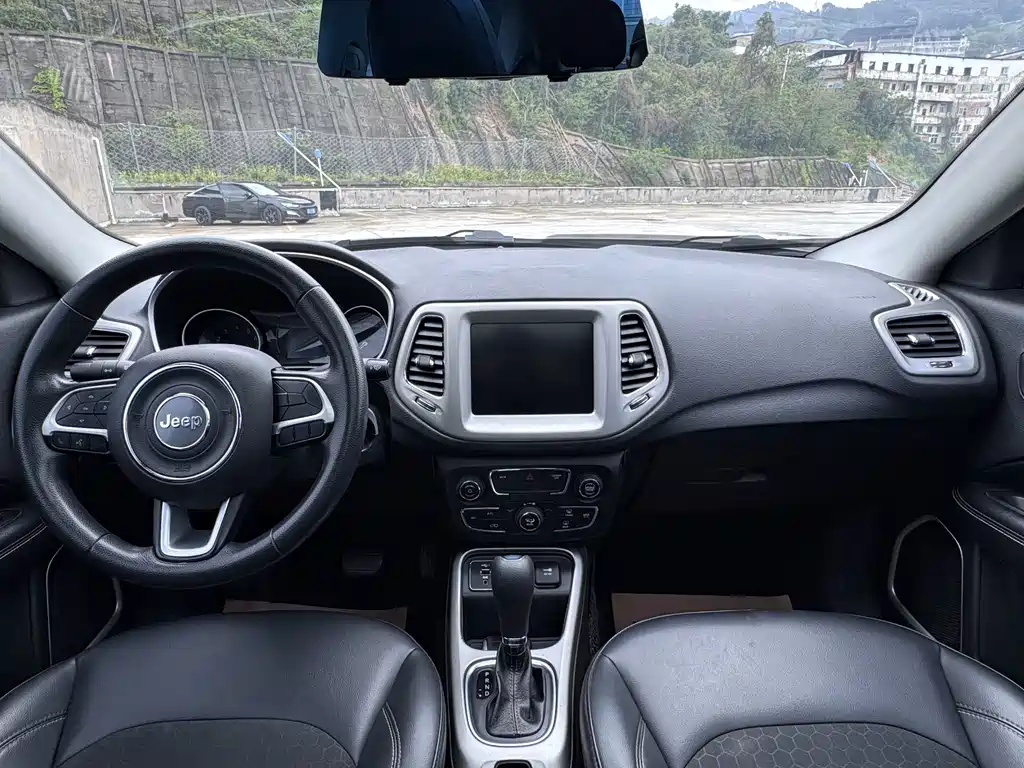 Jeep Compass — фото 15