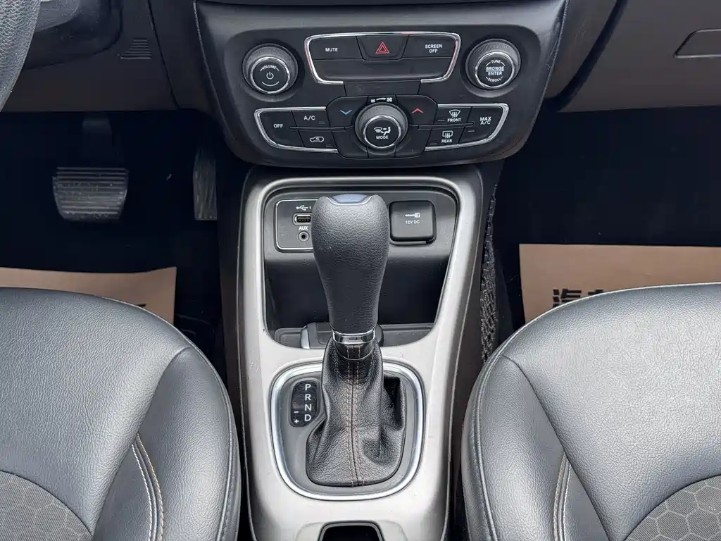 Jeep Compass — фото 18