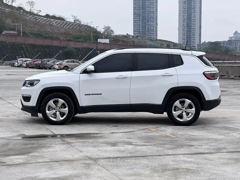 Jeep Compass — фото 8