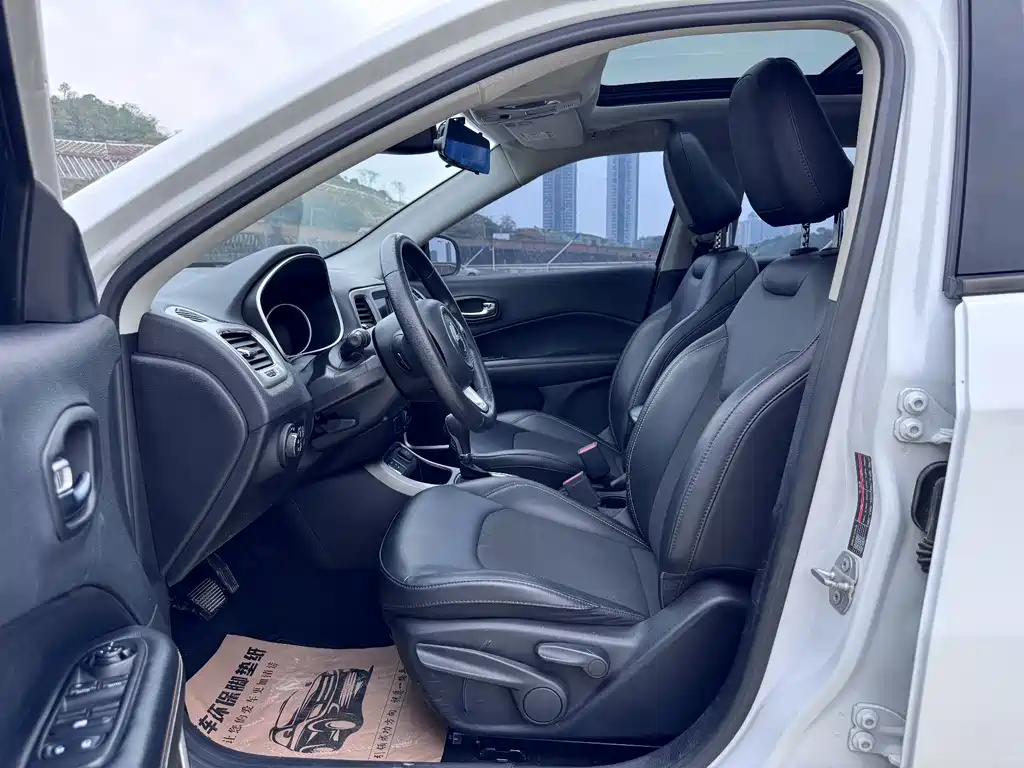 Jeep Compass — фото 10