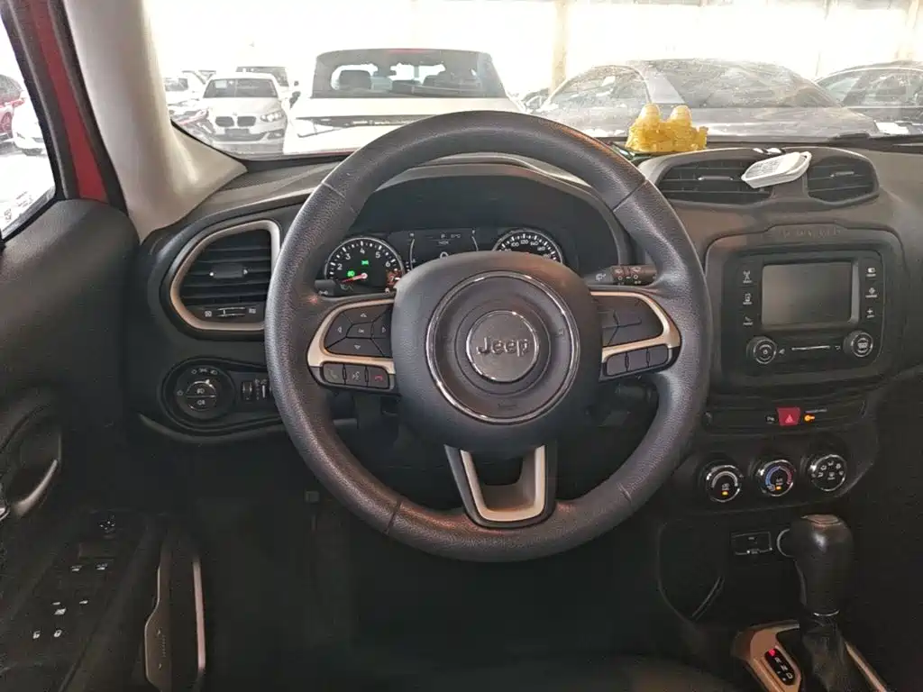 Jeep Renegade — фото 11