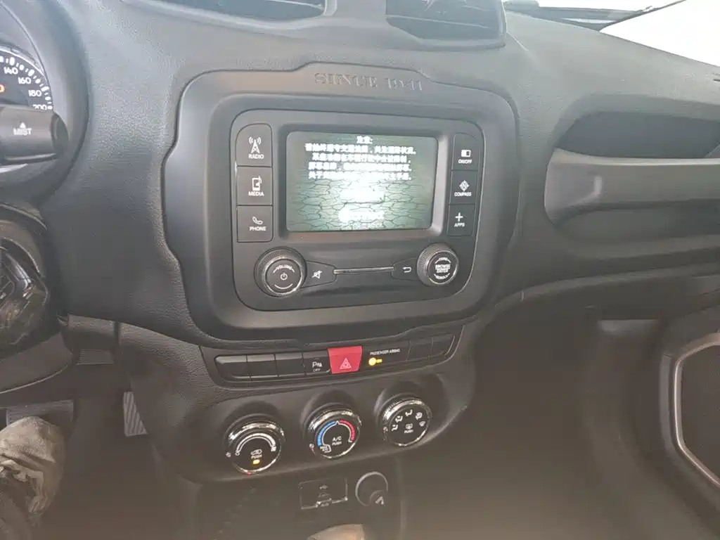 Jeep Renegade — фото 13