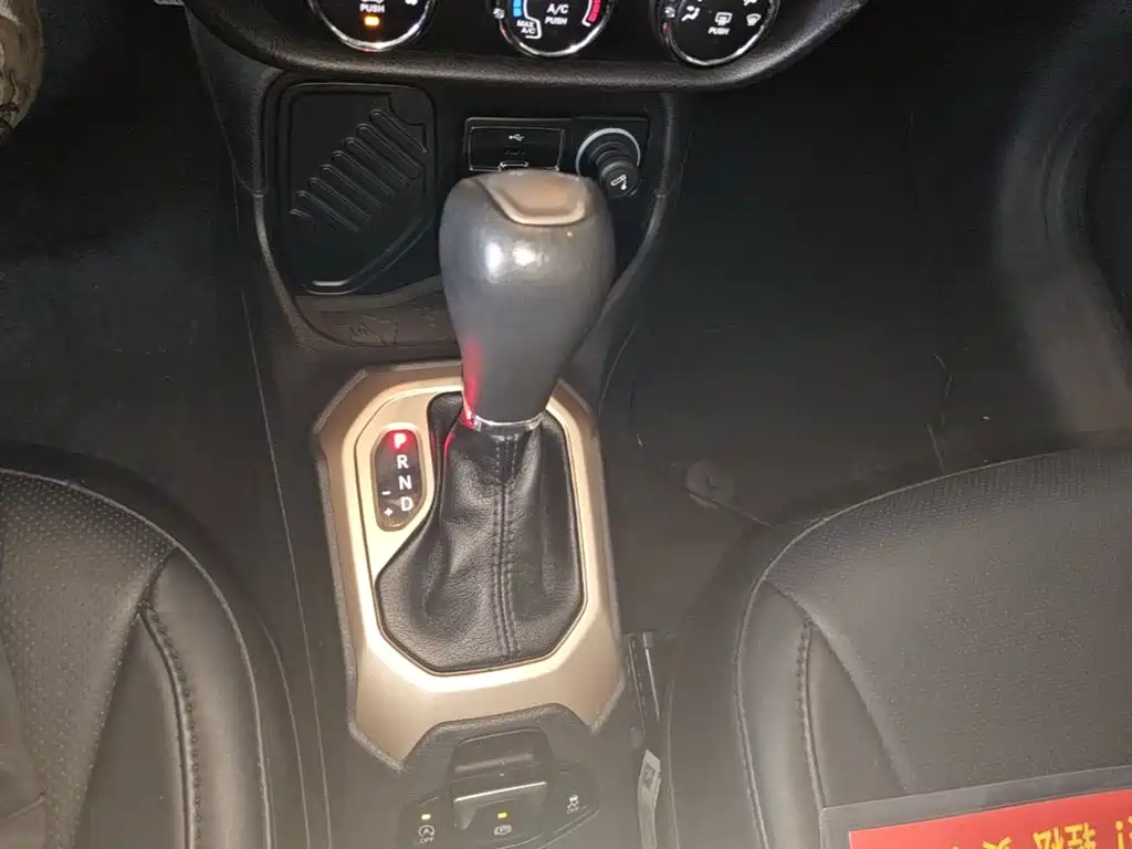 Jeep Renegade — фото 14