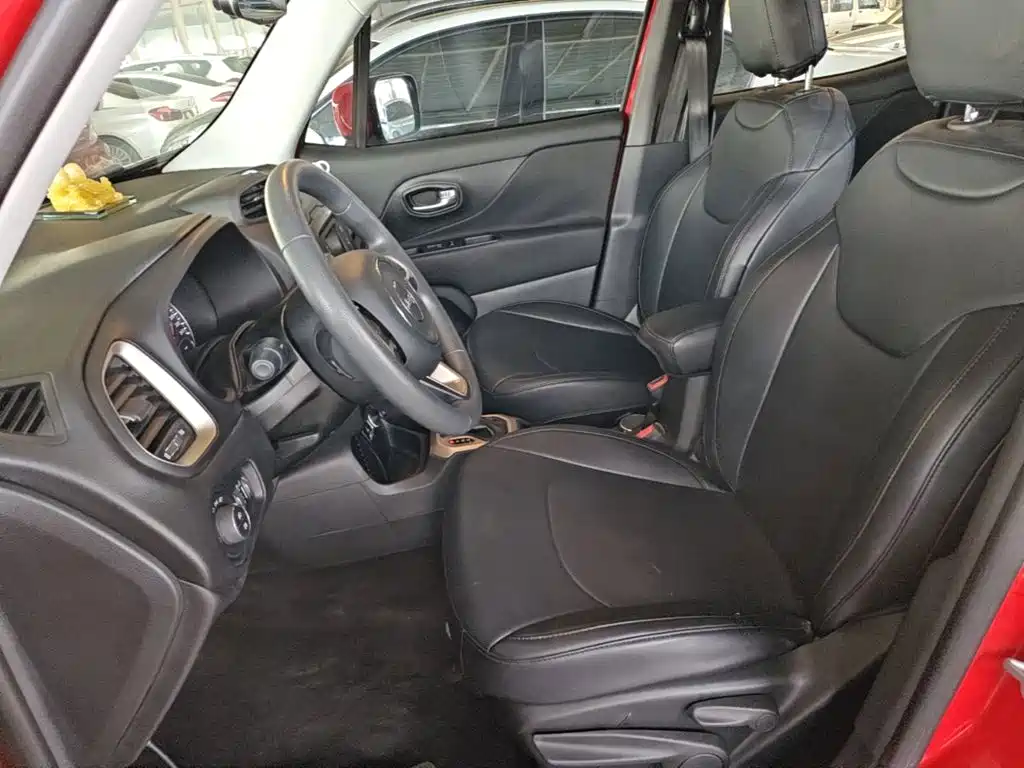 Jeep Renegade — фото 15