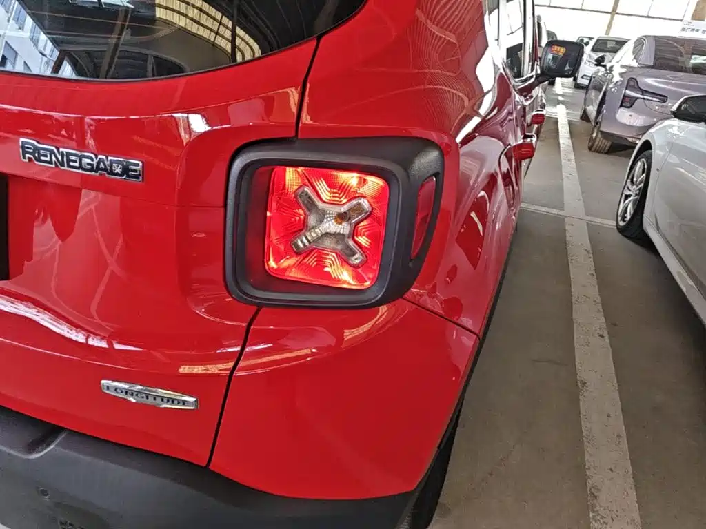Jeep Renegade — фото 8