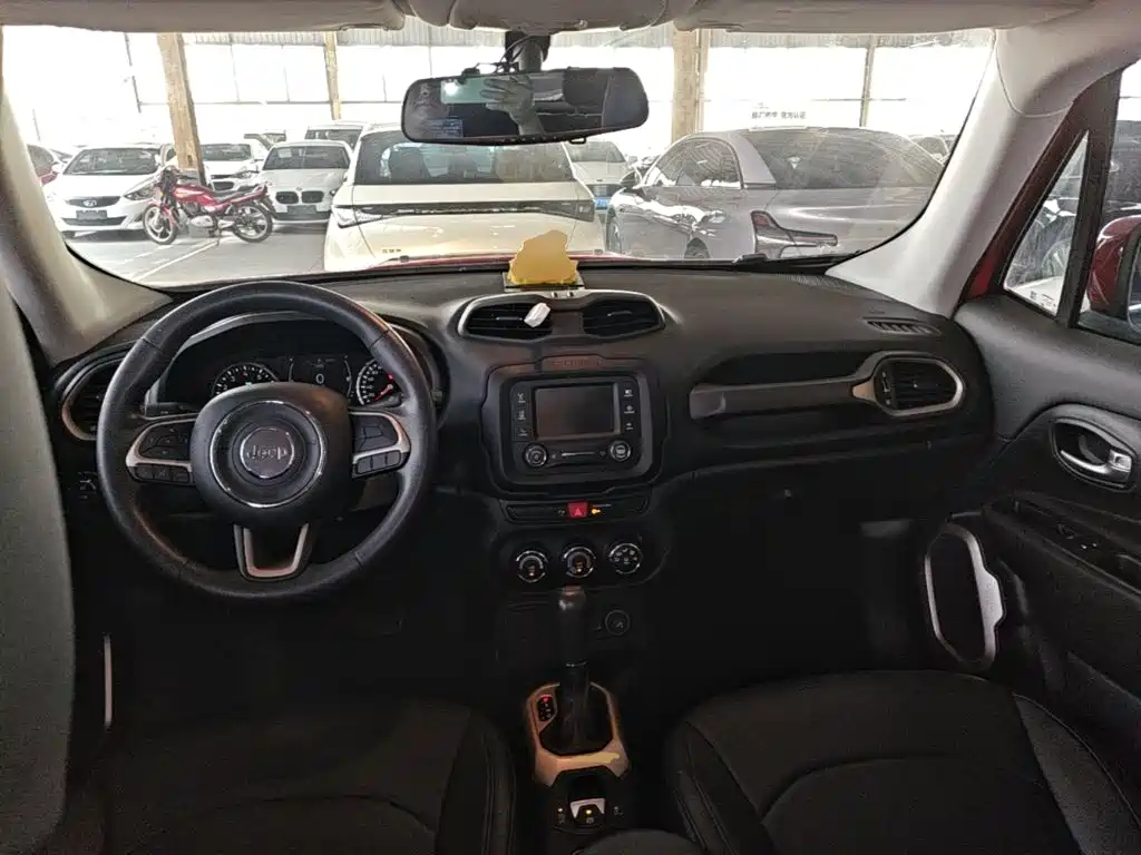 Jeep Renegade — фото 10